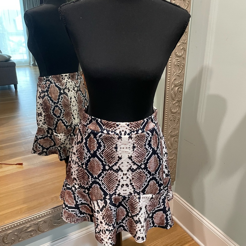 EUC Nasty Gal Snake Print 🐍 Ruffled Skirt size 8 - Picture 4 of 7